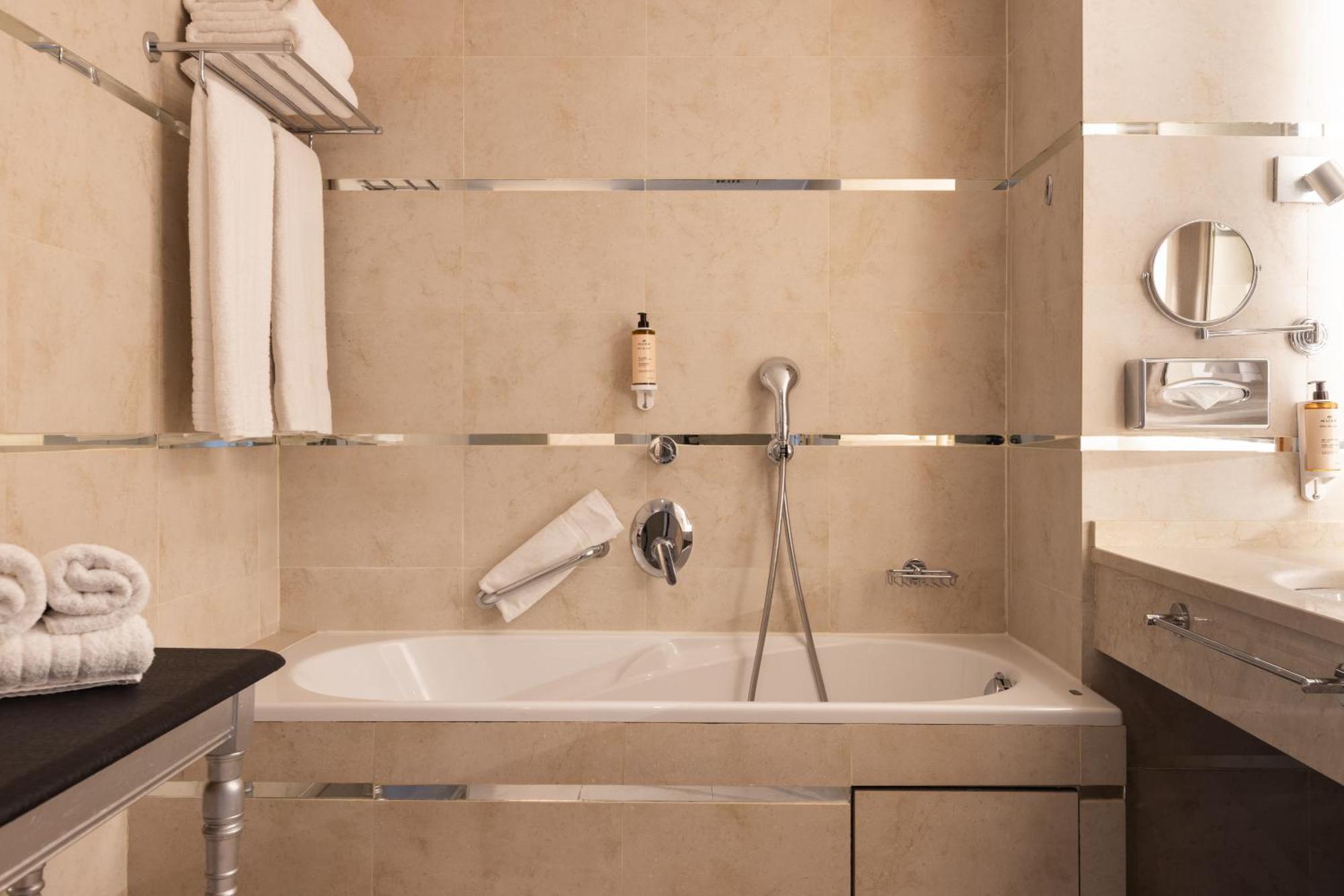 Hotel Renoir Cannes Buitenkant foto